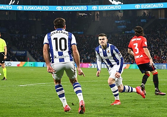 Barrenetxea celebra su gol ante Osasuna con Mikel Oyarzabal.