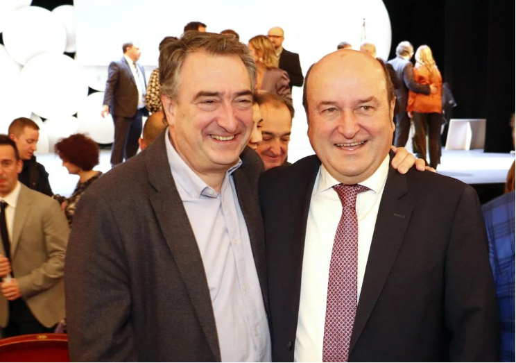 Aitor Esteban y Andoni Ortuzar, recientemente en los premios Sabino Arana.