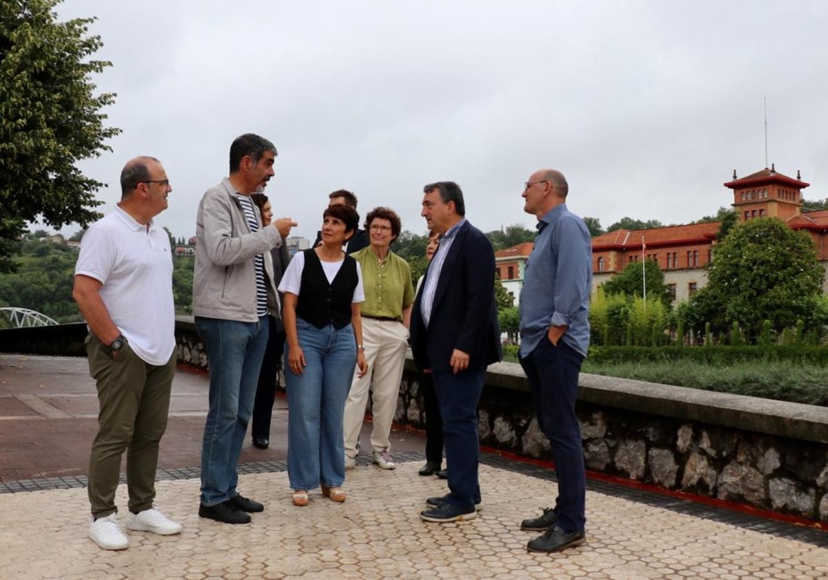 Aitr Esteban junto a Eneko Goia durante una visita a los cuarteles de Loiola.