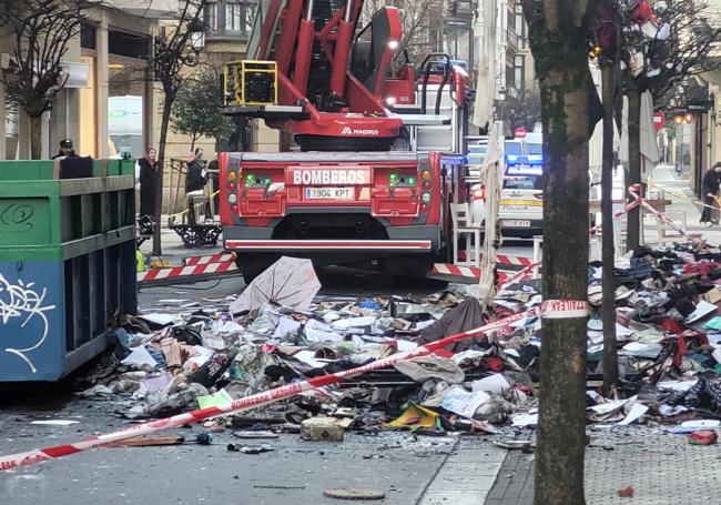 La basura que han ido retirando los bomberos del piso incendiado