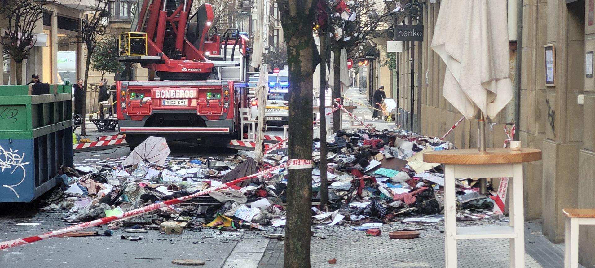 Habitaciones llenas de basura en el interior del piso incendiado