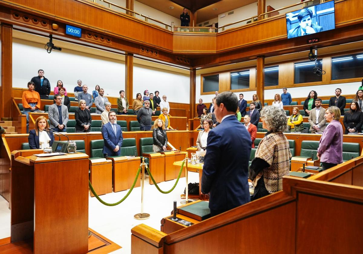 Minuto de silencio en memoria de Gregorio Ordóñez en el Parlamento Vasco.