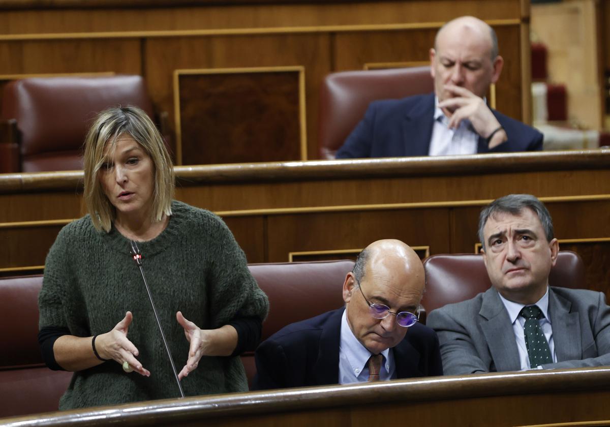 La diputada Idoia Sagastizabal responde desde la tribuna del Congreso junto a sus compañeros del PNV.