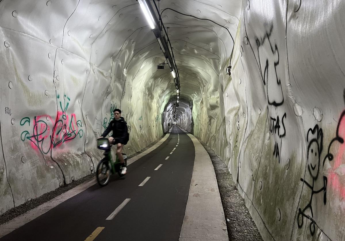 El túnel ciclista permanecerá cerrado tres meses tras el verano para remodelarlo y acondicionarlo para el tránsito peatonal.