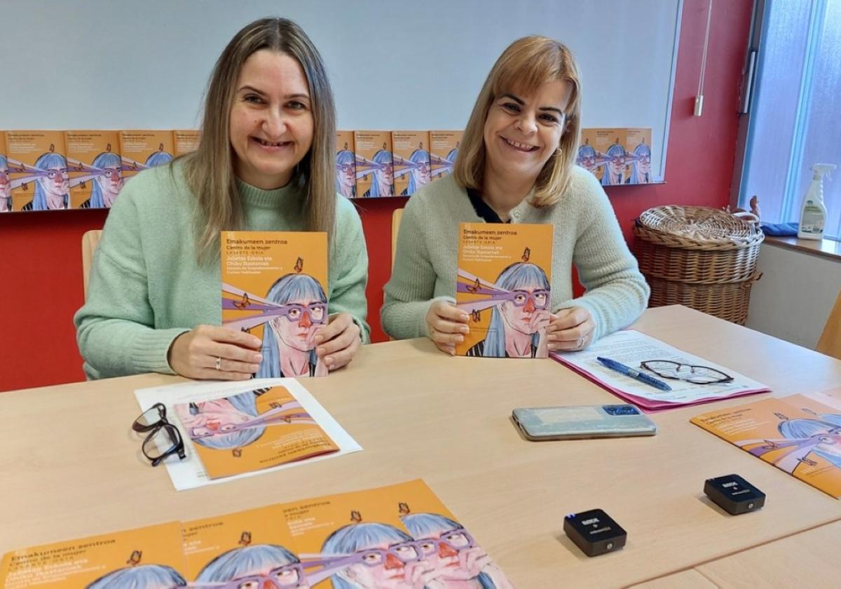 La concejal Nuria Fernández y la técnico Maite Iglesias en el Centro de la Mujer.