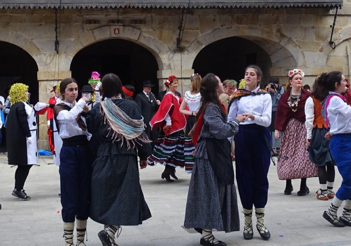 Los grupos y dantzaris ofrecerán una variedad de piezas que cerrarán con la Sorgin Dantza.