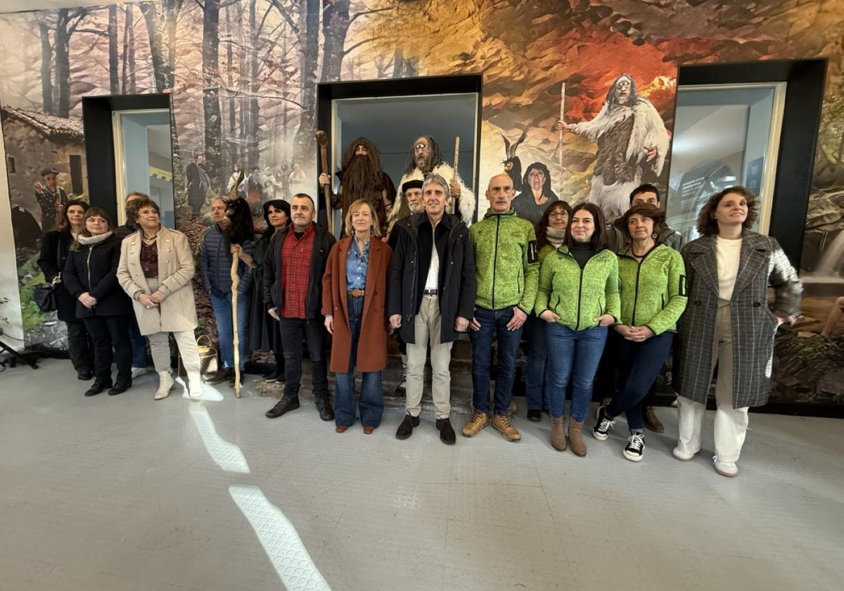 La autoridades en la reapertura del Parketxe de Lizarrusti, acompañados por los personajes mitológicos.