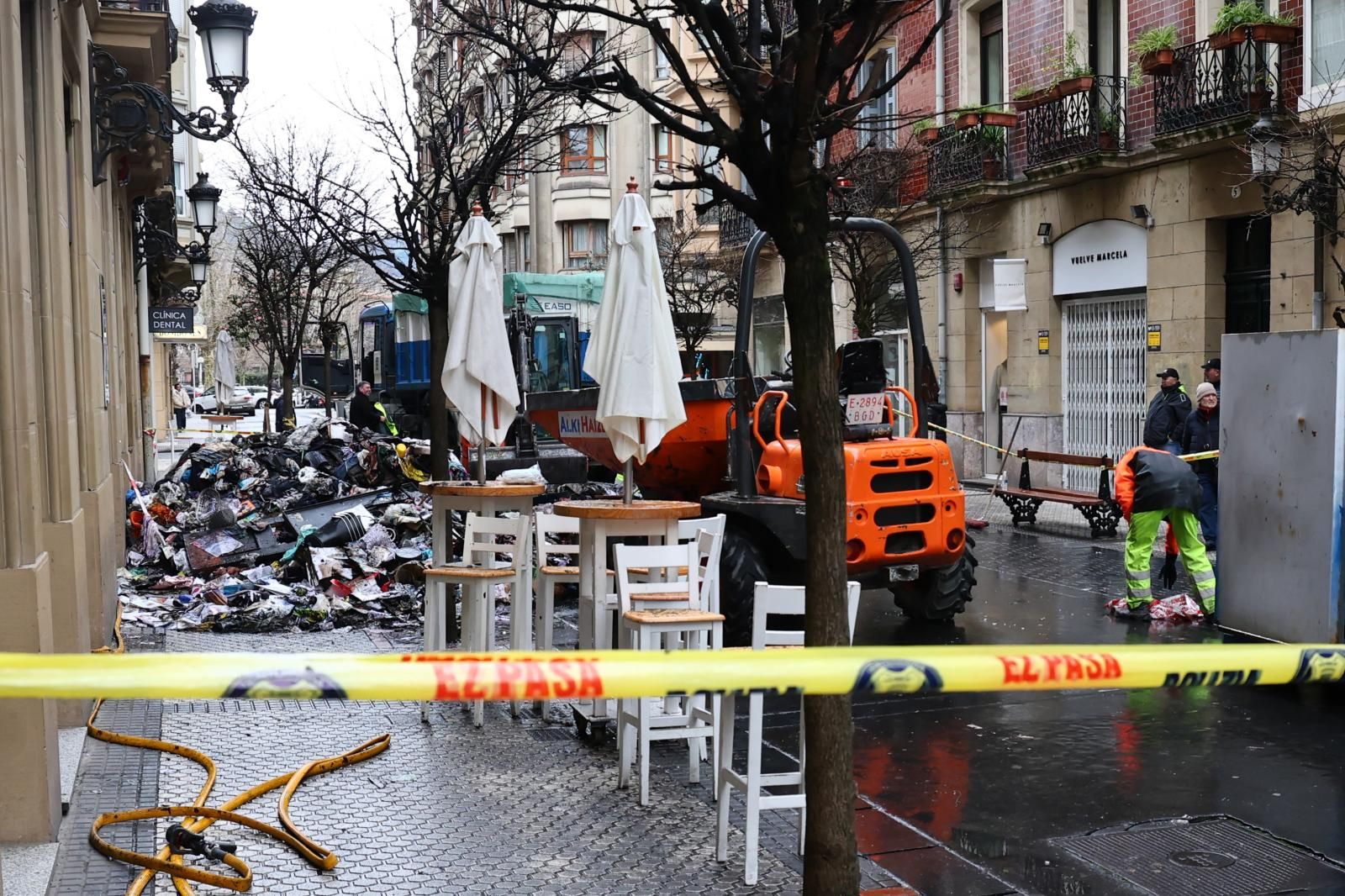 Los bomberos sacan kilos de basura