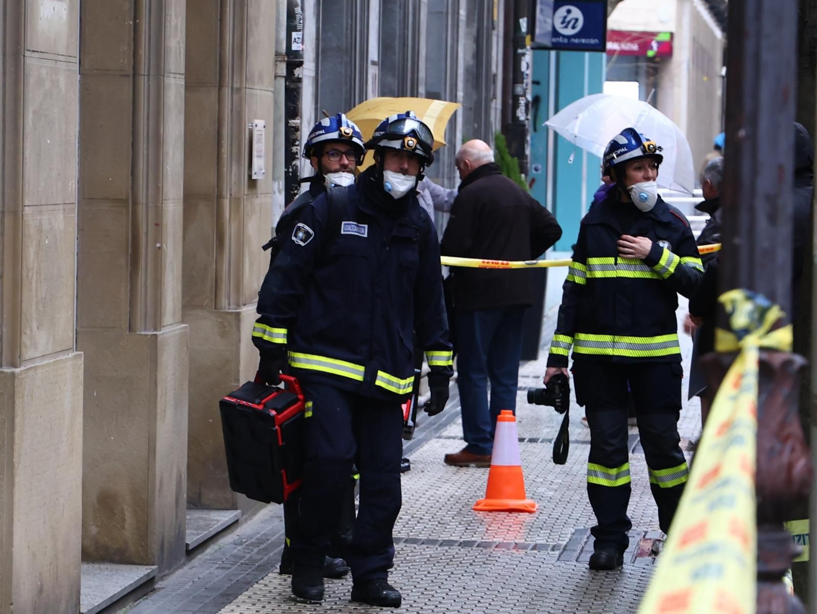 Los bomberos sacan kilos de basura