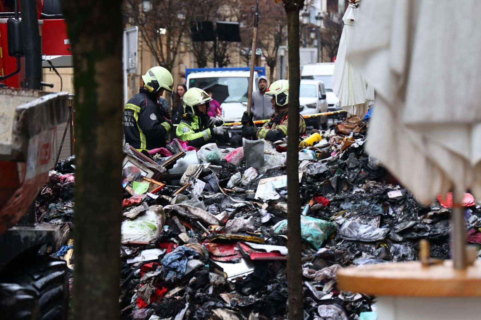 Los bomberos sacan kilos de basura