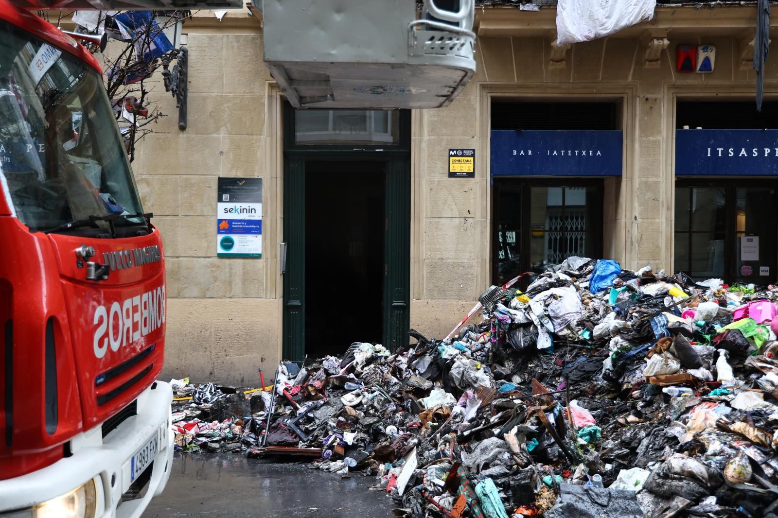 Los bomberos sacan kilos de basura