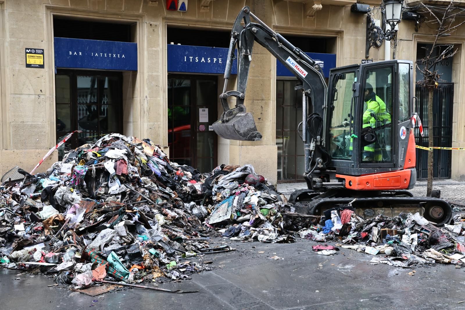 Los bomberos sacan kilos de basura