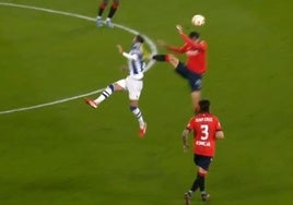 Catena planta sus tacos en la espalda de Brais Méndez durante el encuentro entre la Real Sociedad y Osasuna