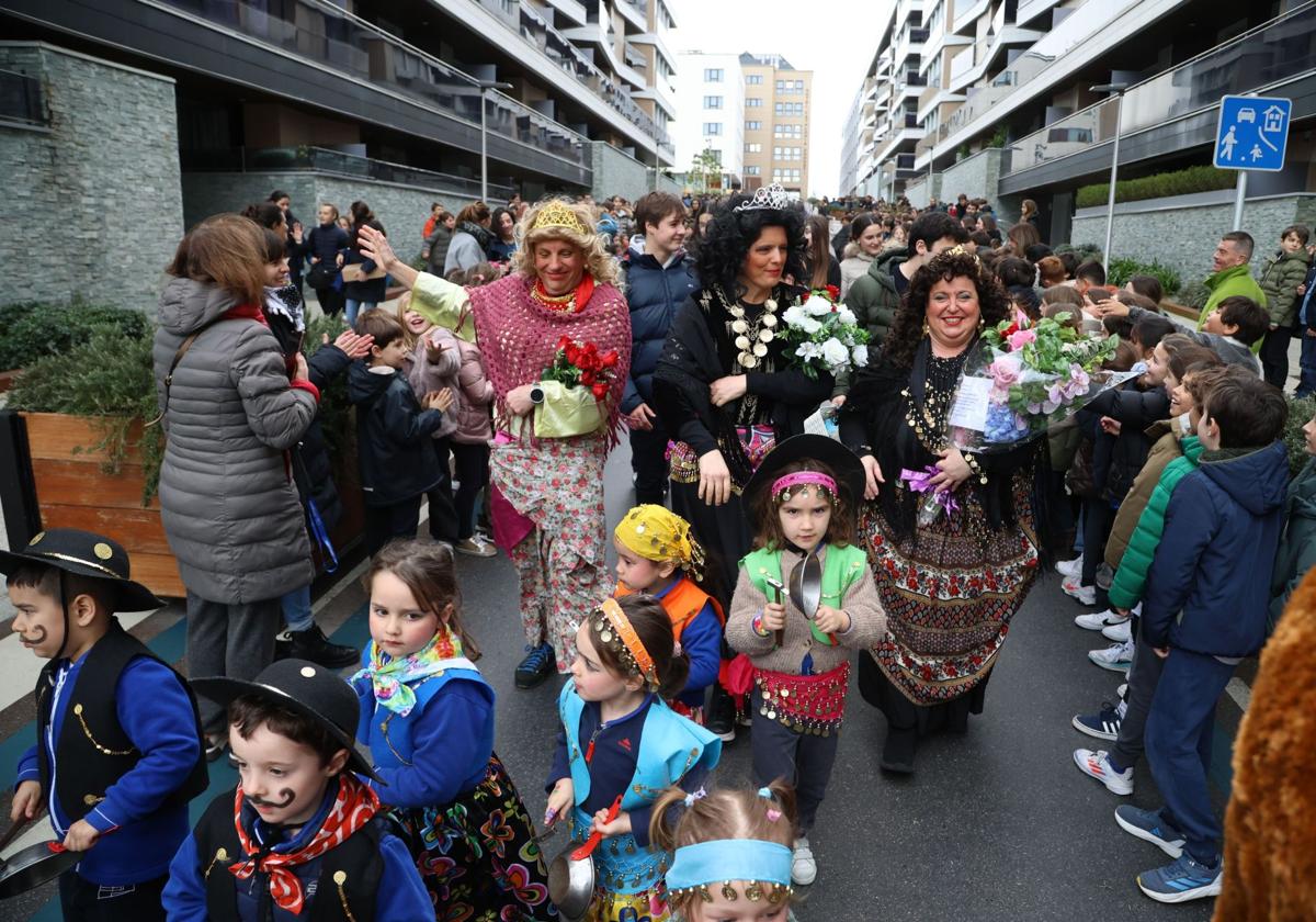 La Reina y las Damas de los Caldereros de Aldapeta Maria Ikastetxea, este viernes en la calle Alto de San Bartolomé.