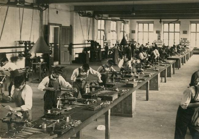 Escuela de armería en una fábrica de armas de Eibar.