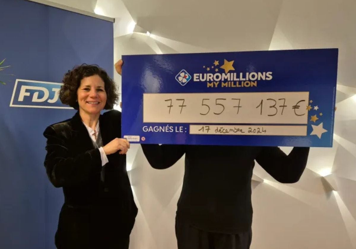 La Française des Jeux entrega un cheque del millonario premio del Euromillones a la ganadora.