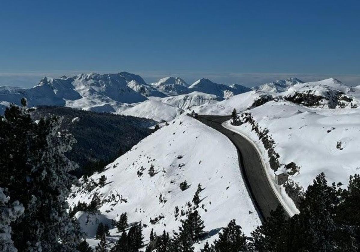 Espectacular imagen de la abundante nieve acumulada en las cimas del Pirineo.