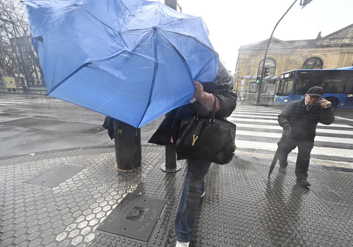 Vuelve la lluvia a Gipuzkoa como anticipo de un fin de semana de paraguas y abrigo