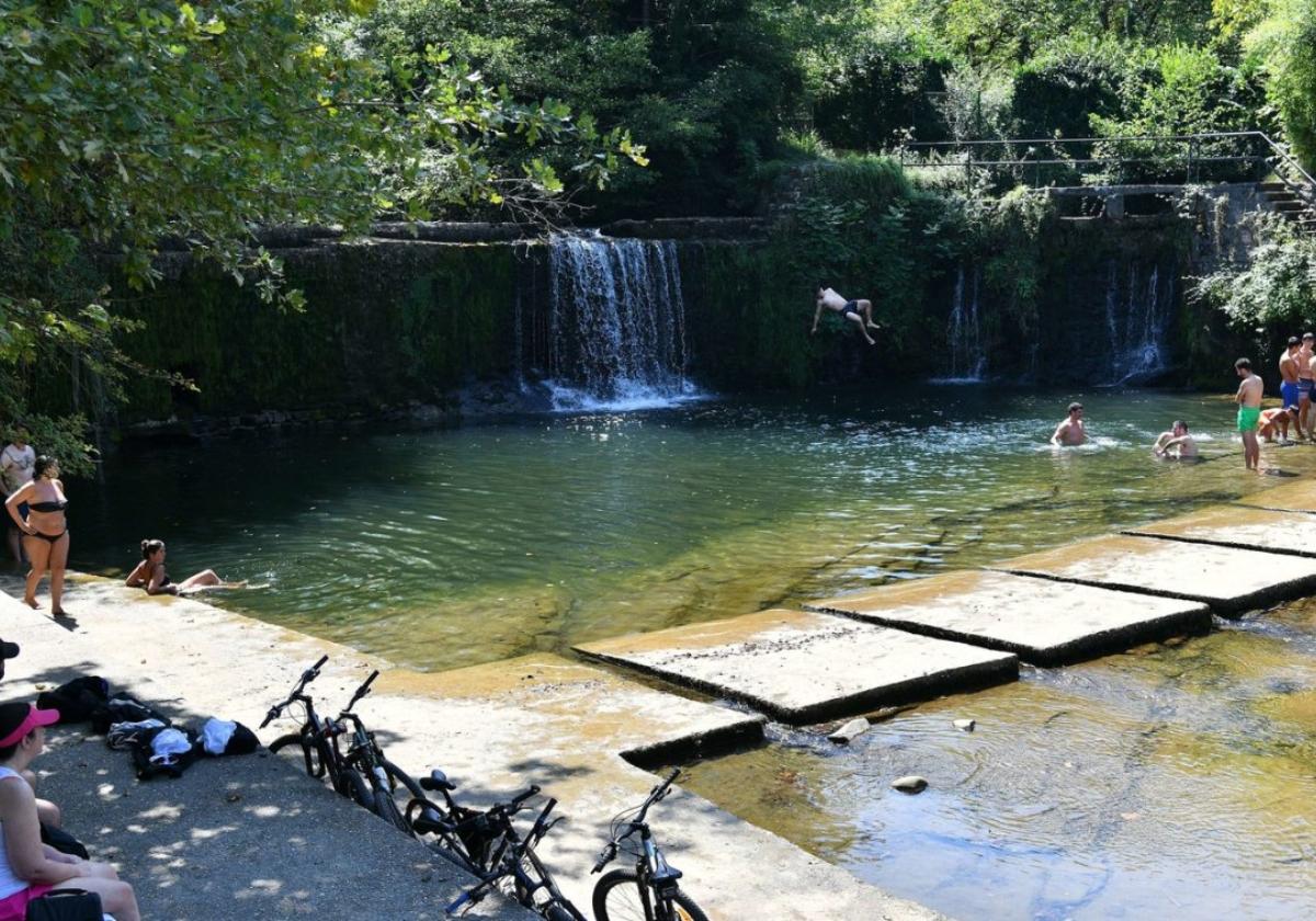 Muchos oñatiarras acuden a la zona de ocio de Usako en época estival, para refrescarse.