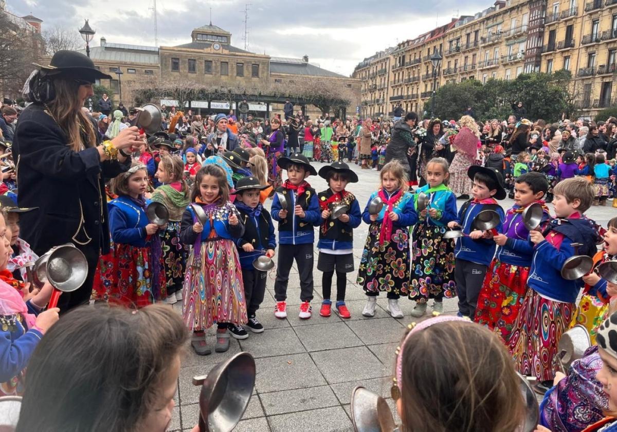 Más de 400 alumnos de Aldapeta Maria Ikastetxea celebraron la fiesta de Caldereros en la plaza de Easo, que se llenó para ver el espectáculo.