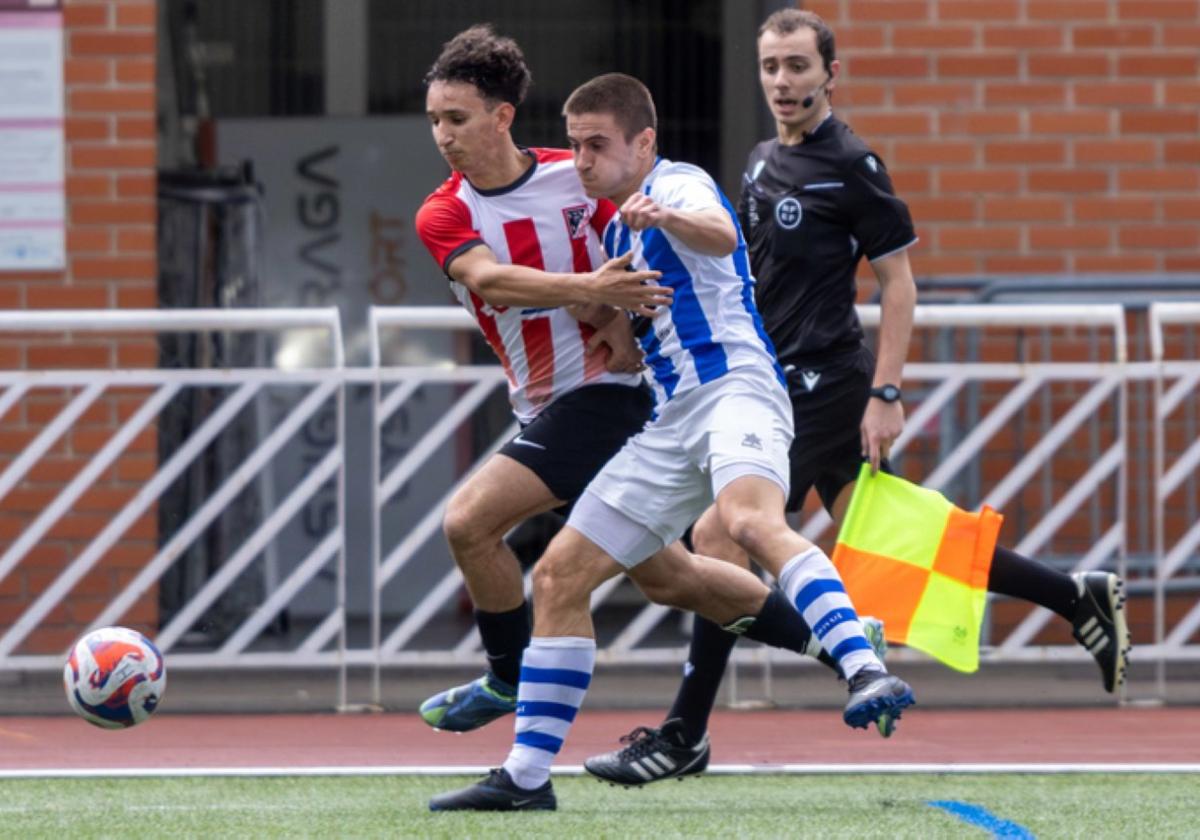 Un lance del último derbi comarcal entre el 'Haundi' y el Mutriku.