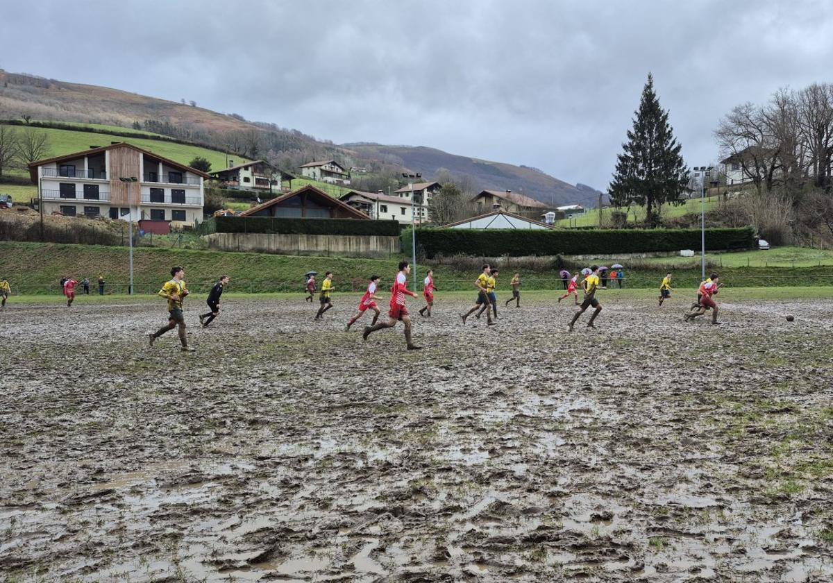 Arkixkil, un barrizal en el que jugar a fútbol es una odisea