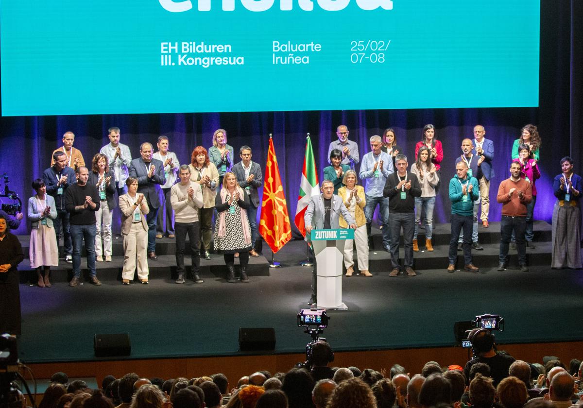 Arnaldo Otegi este sábado en el Congreso de EH Bildu junto a la nueva Mesa Política.