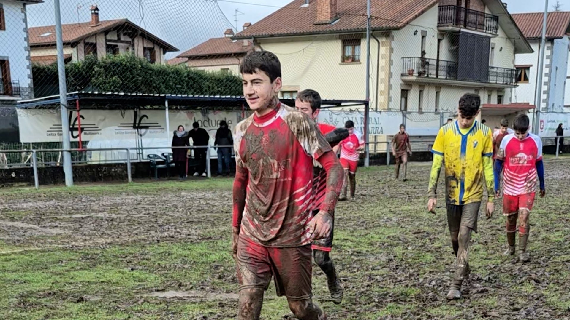 Barro, barro y más barro es lo que le espera a quien entrena en el campo de fútbol Arkixkil en Leitza