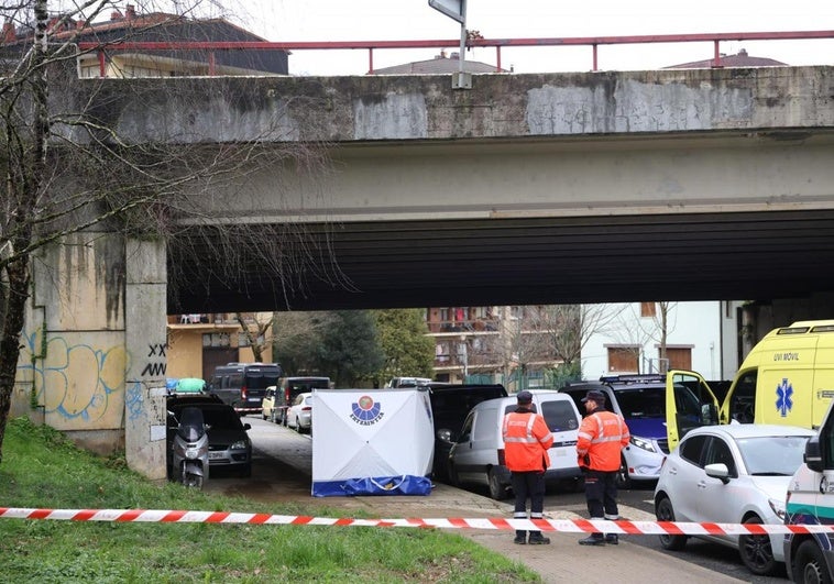 Un motorista ha fallecido tras salirse de la vía y precipitarse cinco metros desde un puente en Tolosa