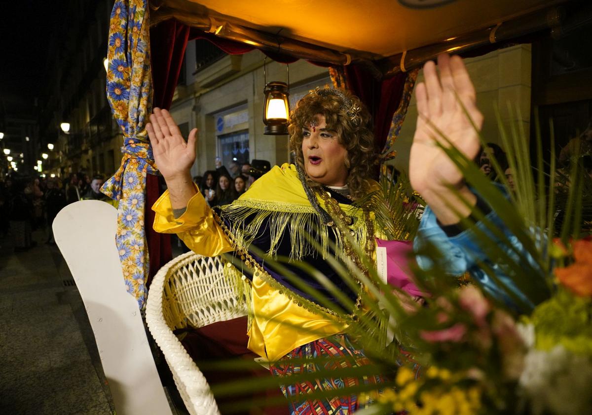 La Reina de la Comparsa Tradicional de Caldereros de la Hungría saluda este sábado al pueblo donostiarra.