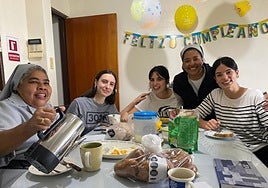 Las monjas pasionistas Sula y Adriana con Marina Alva, Aintzane Plaza y Ane Salbarredi, en su primer día en Pereira (Colombia).