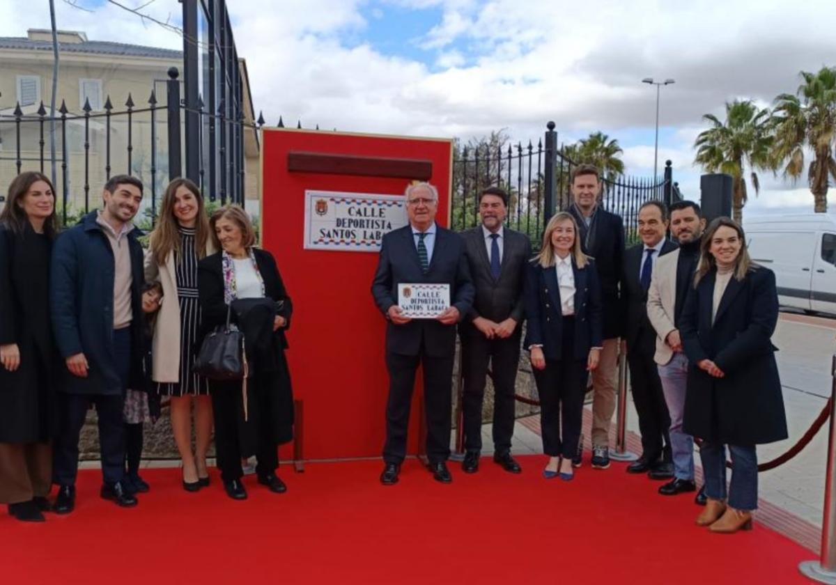 Santos Labaca ante la placa de la calle con su nombre junto con su familia y autoridades.