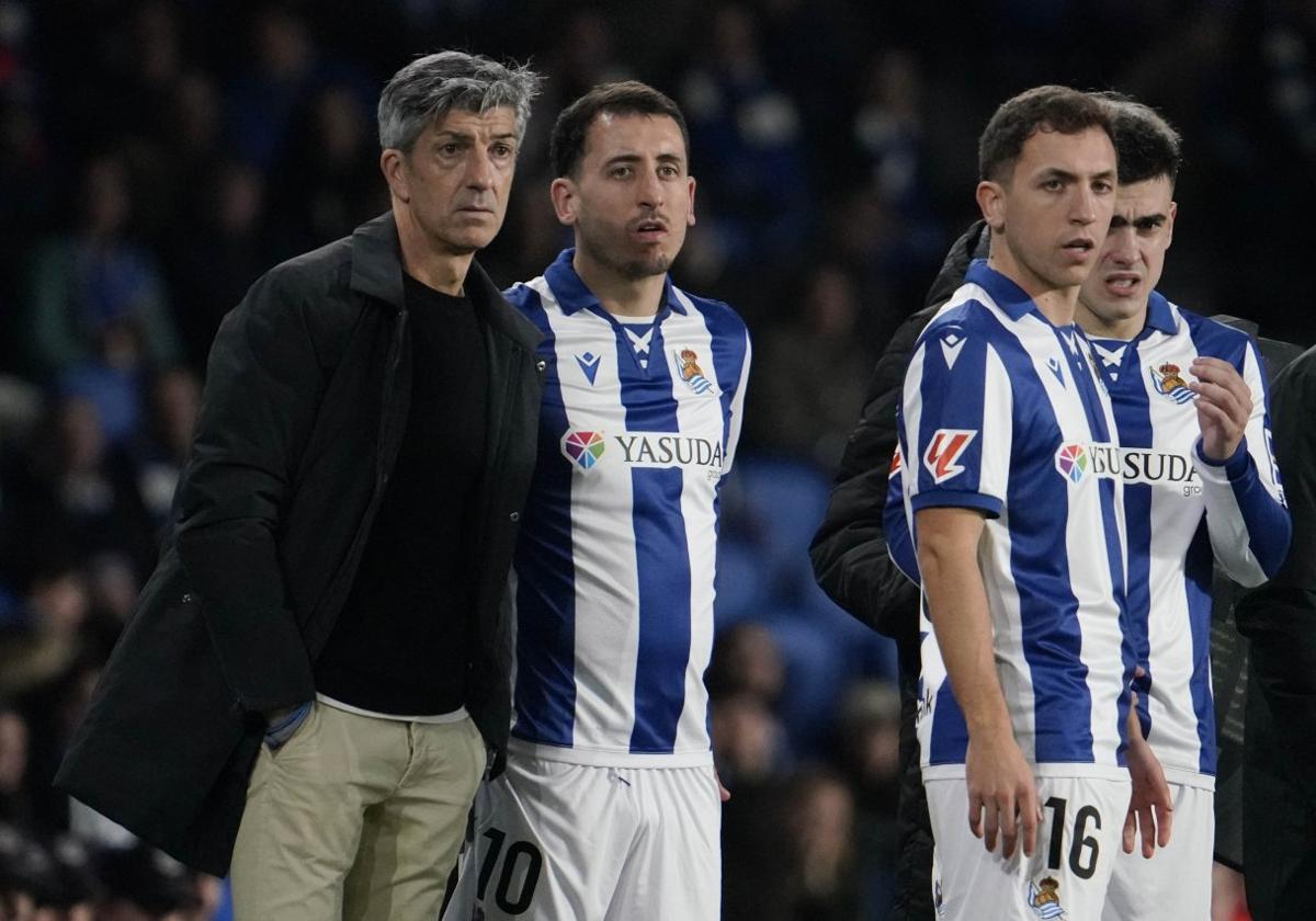 Imanol, en la banda junto a Oyarzabal, Olasagasti y Barrenetxea antes de que saltaran al campo.