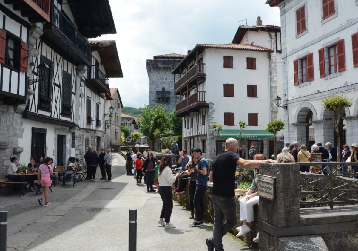 Vecinos y turistas en las calles de Lesaka.