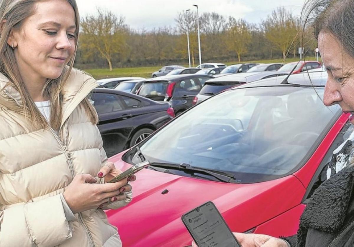 Elena Krupskaya como pasajera y Begoña Gómez como conductora comparten coche para desplazarse a sus trabajos en Miñano.