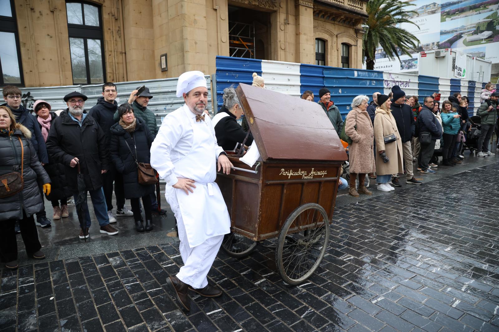 Inudeak eta Artzainak recorren la Parte Vieja