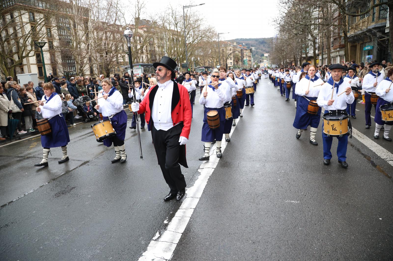 Inudeak eta Artzainak recorren la Parte Vieja