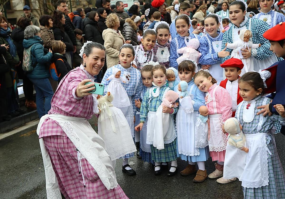 Inudeak eta Artzainak recorren la Parte Vieja