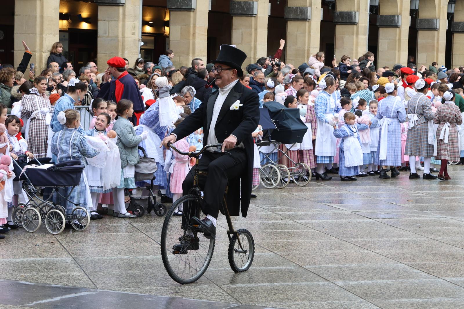 Inudeak eta Artzainak recorren la Parte Vieja