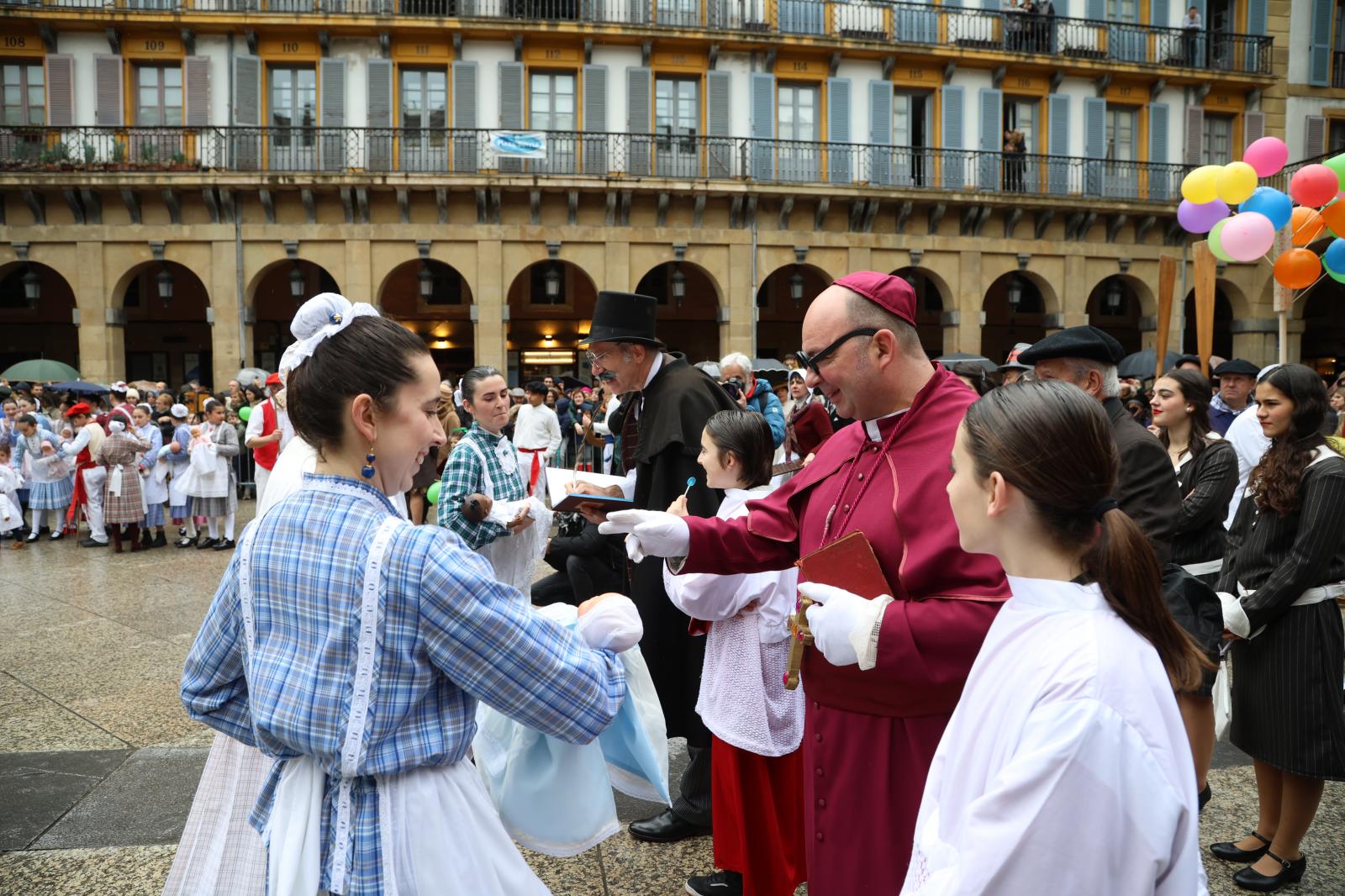 Inudeak eta Artzainak recorren la Parte Vieja