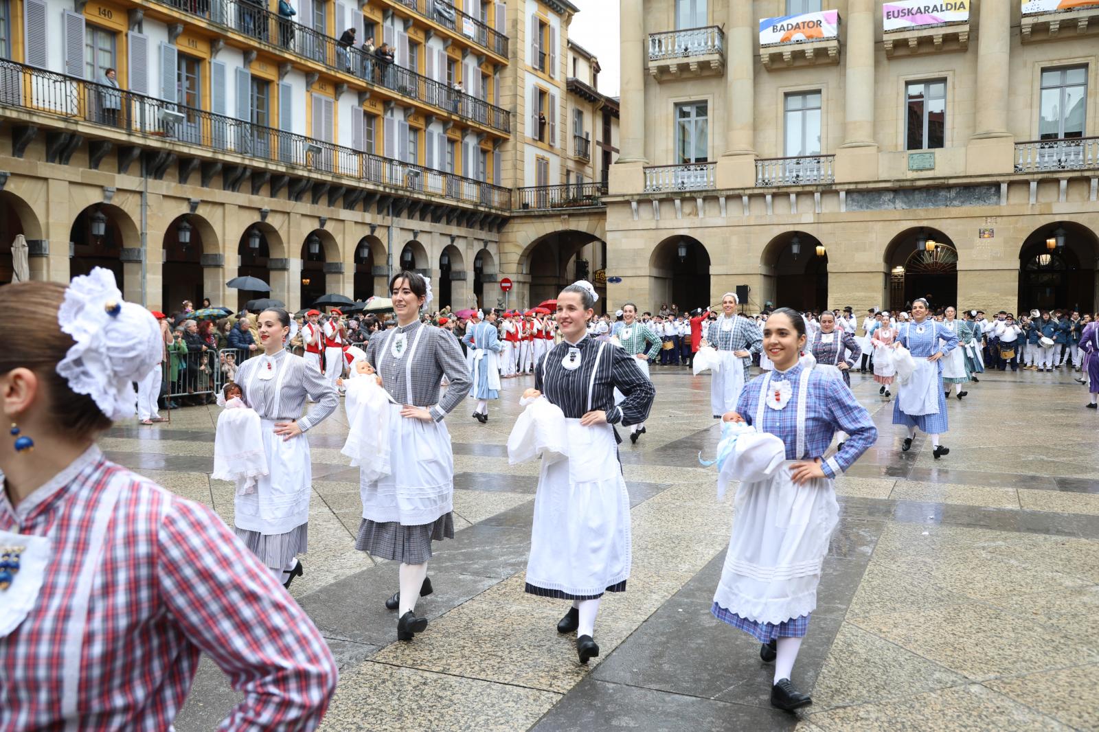 Inudeak eta Artzainak recorren la Parte Vieja