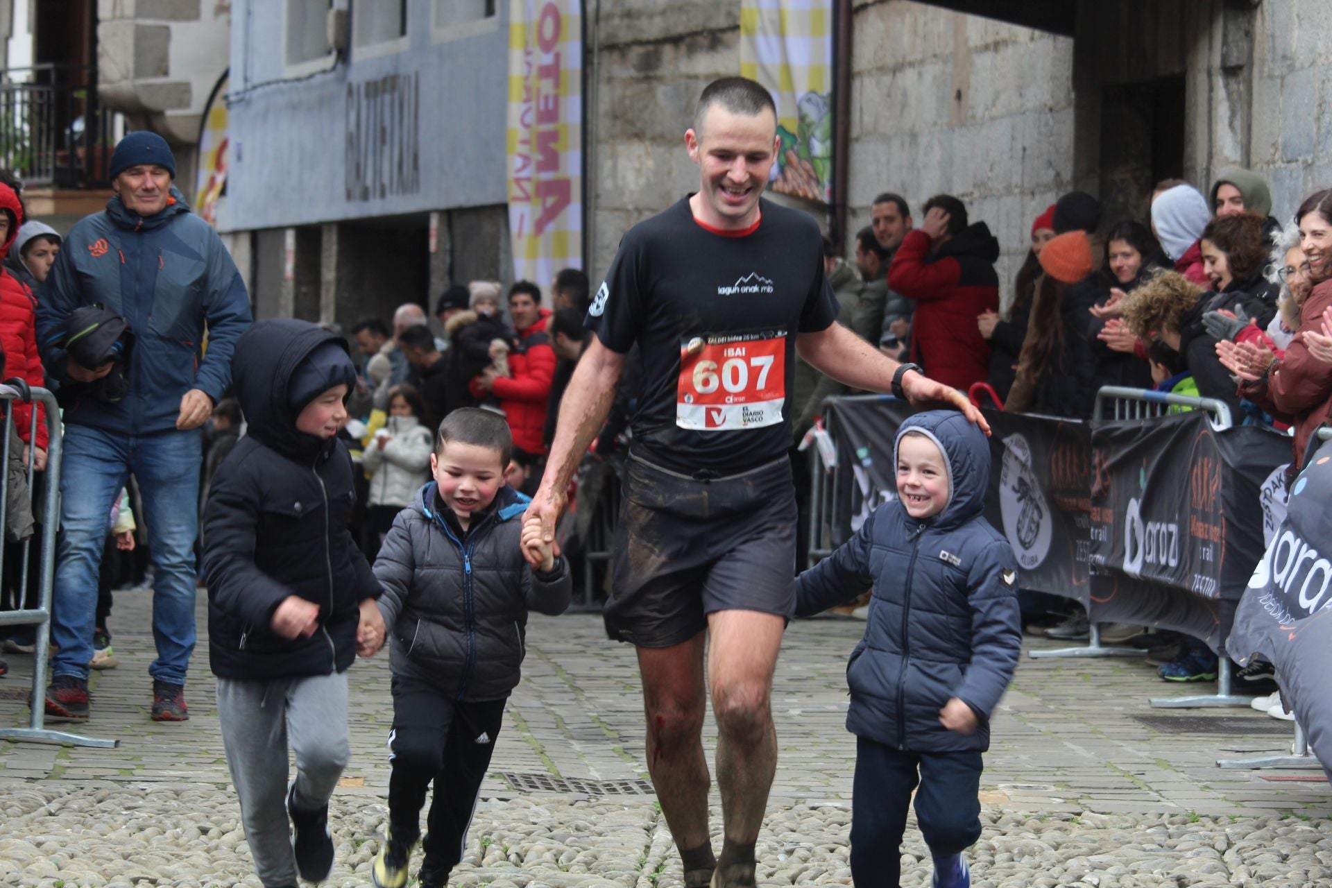 Iraitz Legorburu eta Eneritz Aramendi nagusi Kobaz Koba Trail lasterketan