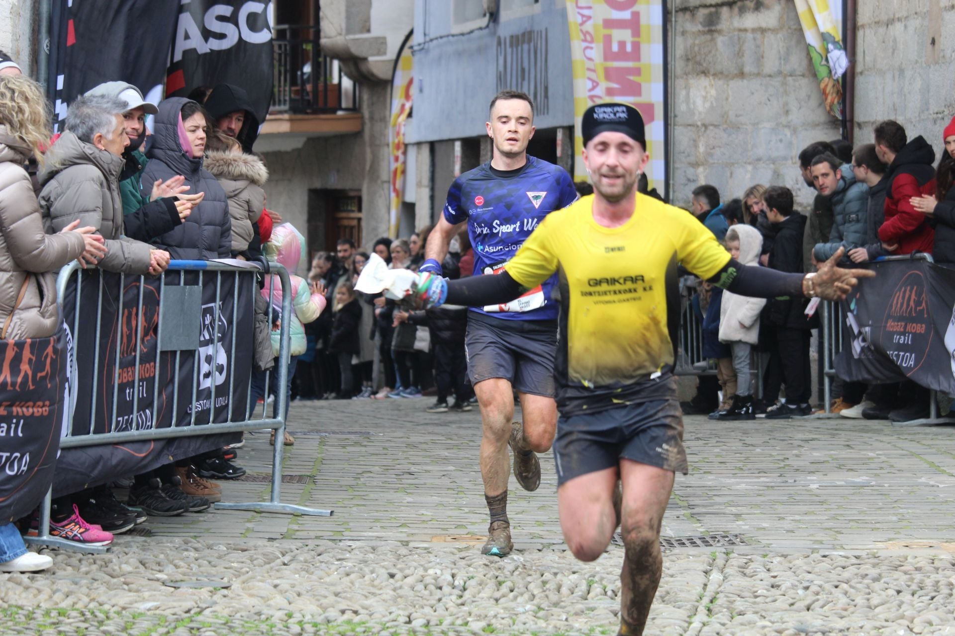 Iraitz Legorburu eta Eneritz Aramendi nagusi Kobaz Koba Trail lasterketan