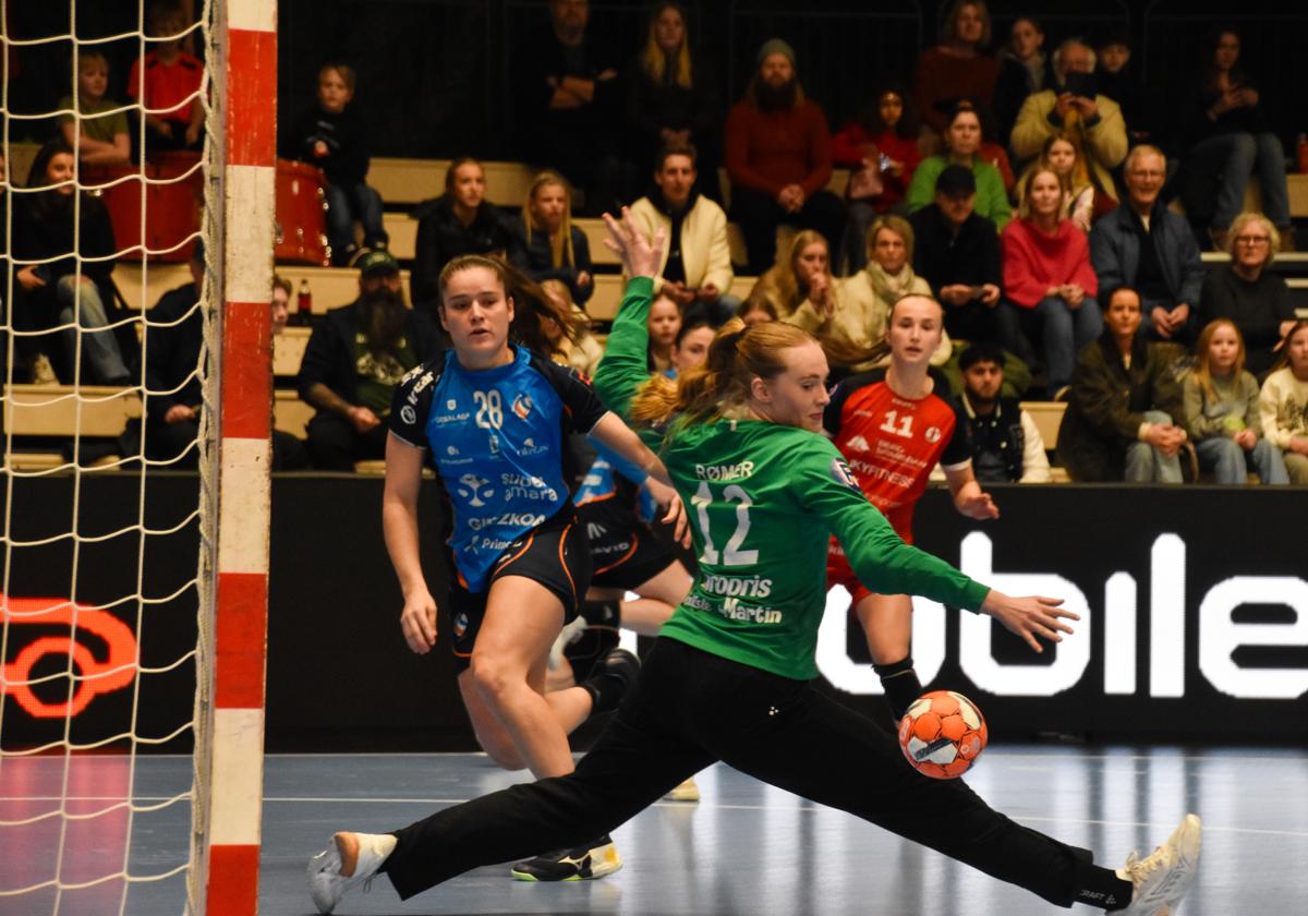 Micaela Rodrigues observa cómo la portera noruega Mathilde Romer pierde el balón en el Installatøren Arena.