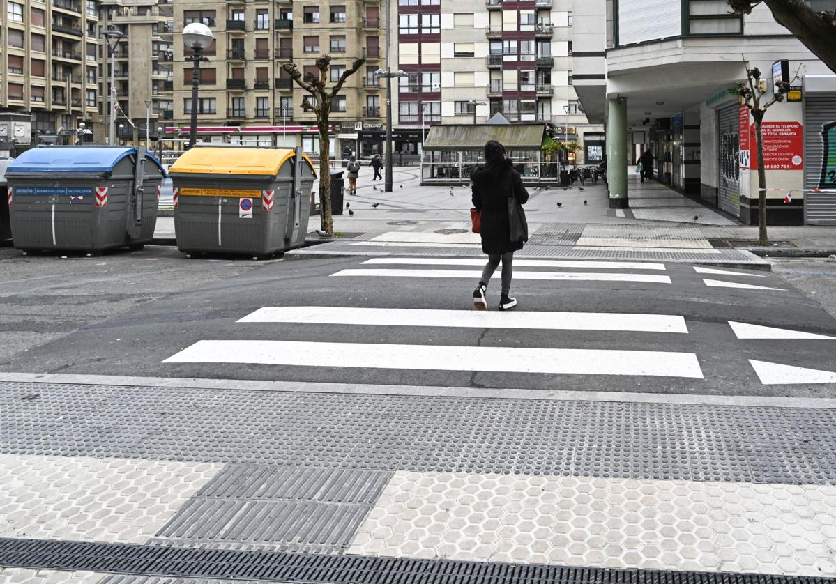 El Ayuntamiento está realizando obras de mejora de la seguridad vial en el barrio de Gros. En la calle Secundino Esnaola se han ampliado las aceras a la altura de los pasos de peatones, que en el caso del que conecta con la plaza Nafarroa Behera se ha elevado para obligar a los conductores a reducir la marcha.