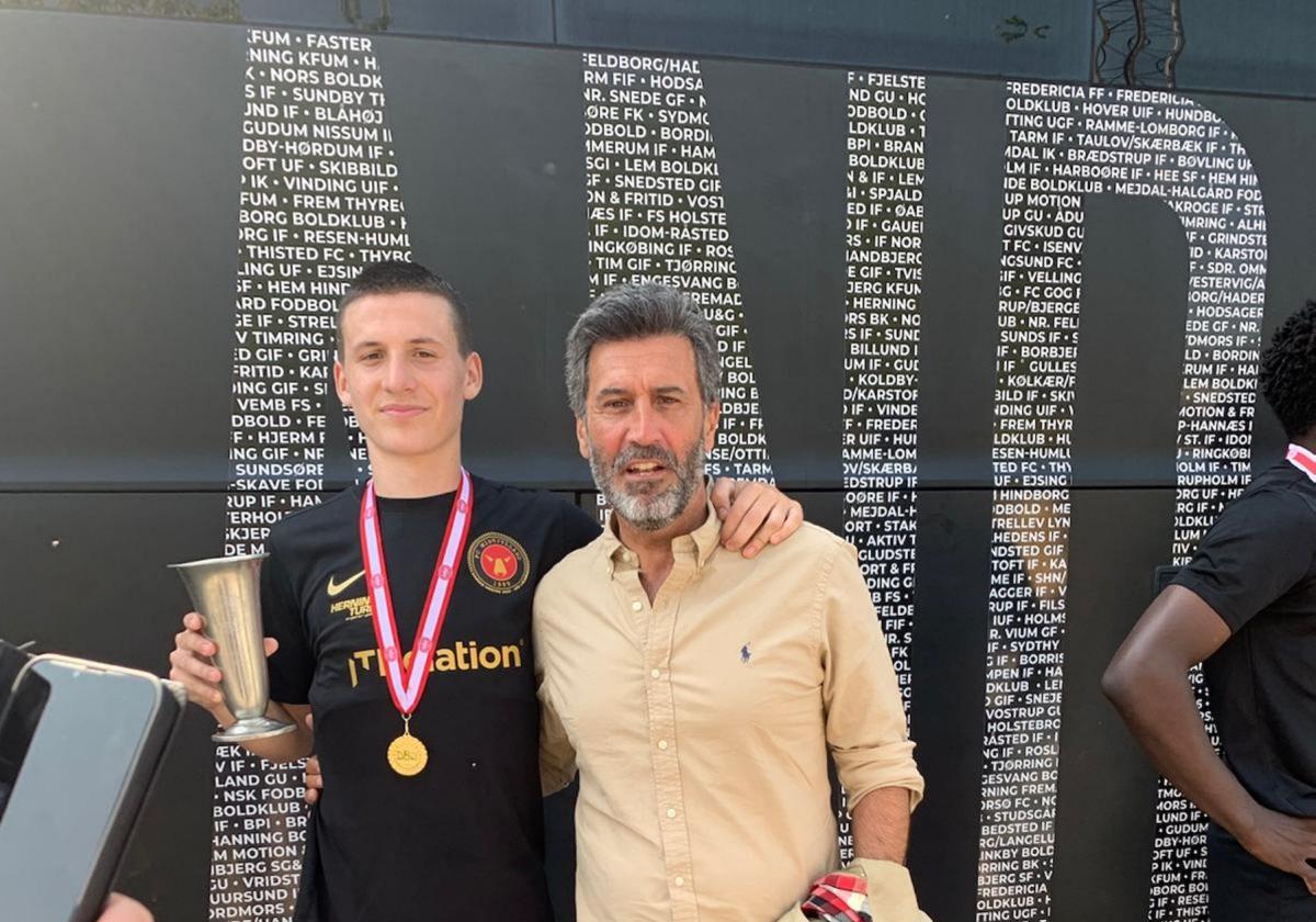 Familia. Mikel Gogorza junto a su padre, Aritz, después de un partido con el Midtjylland.