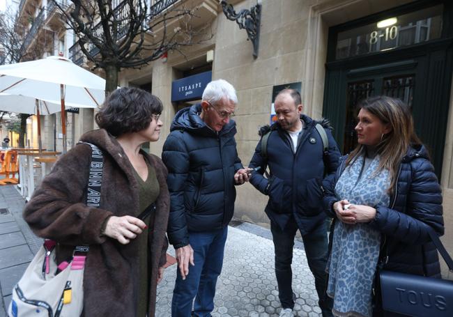 Iñigo Garmendia y Elena Bengoa conversan con otros vecinos.