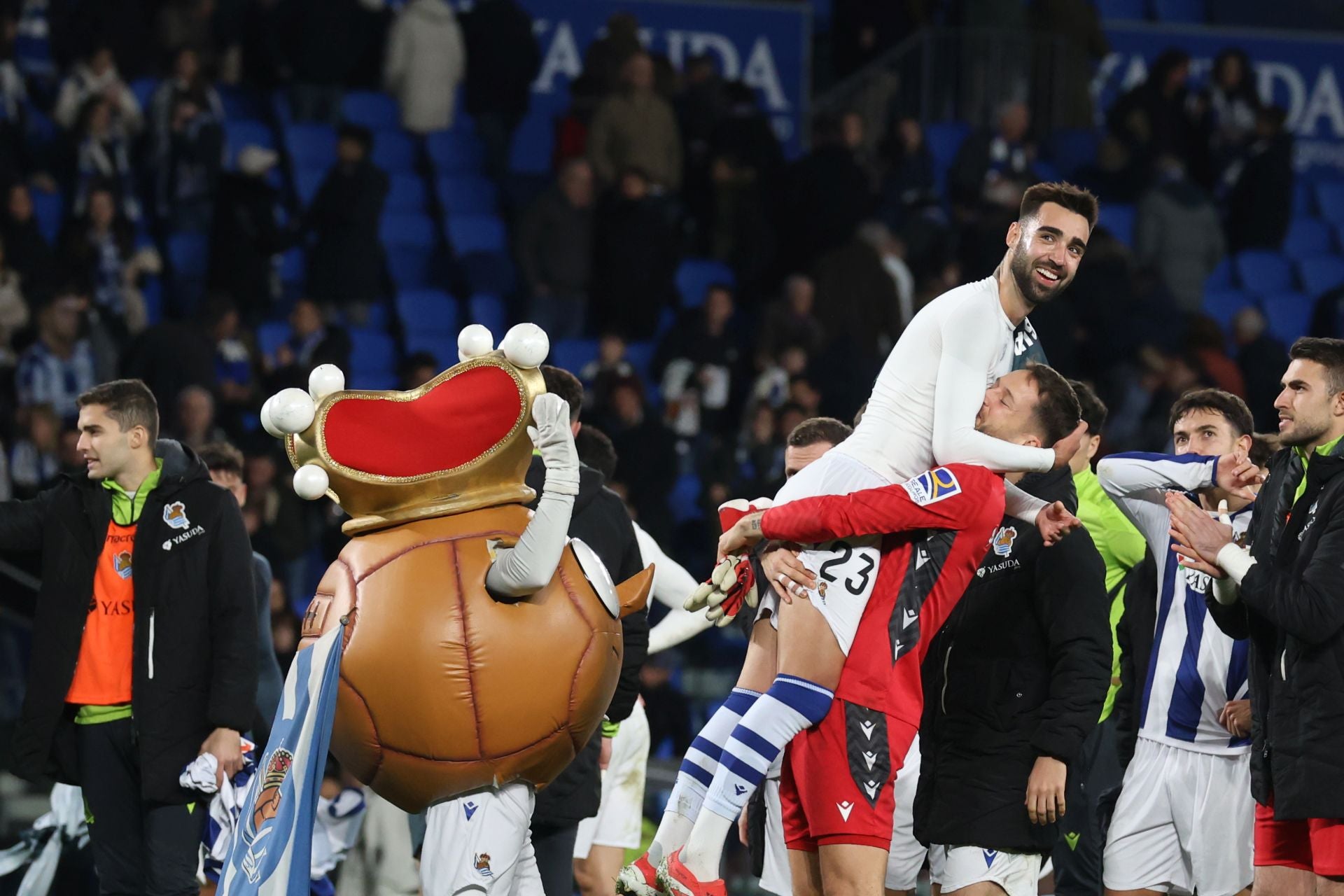 Remiro levanta a Brais tras ganar al Espanyol en presencia de Txurdin