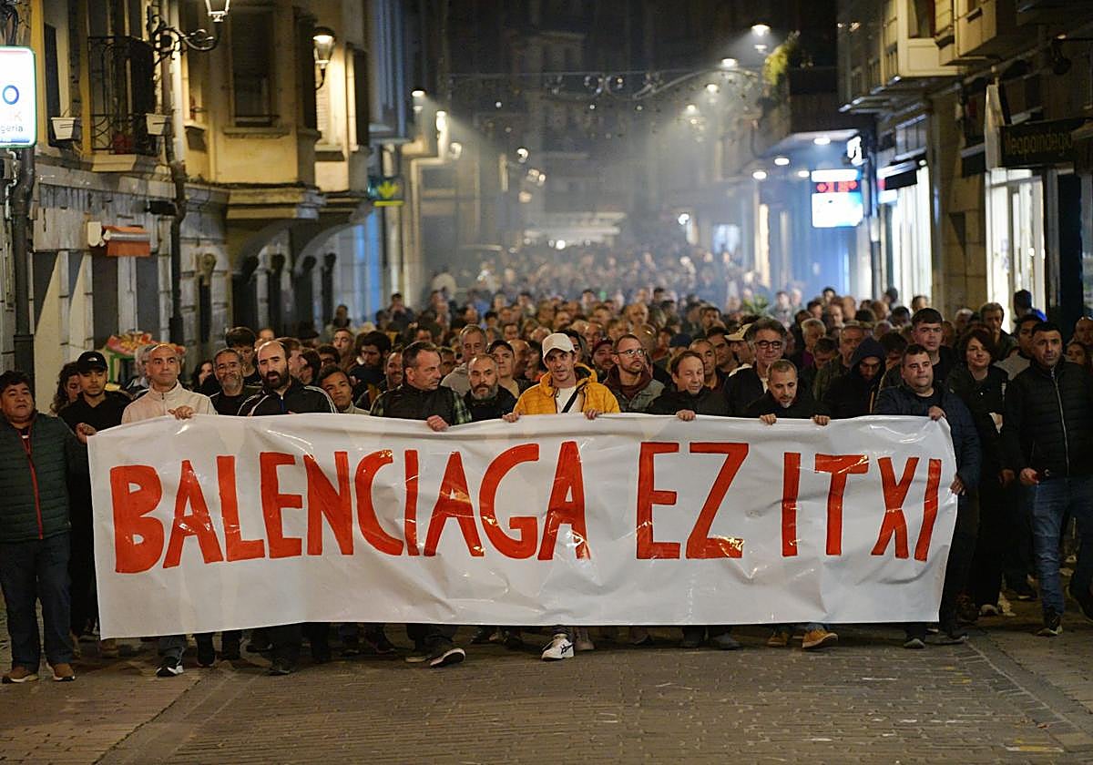 Manifestación de los trabajadores de Balenciaga por las calles de Zumaia