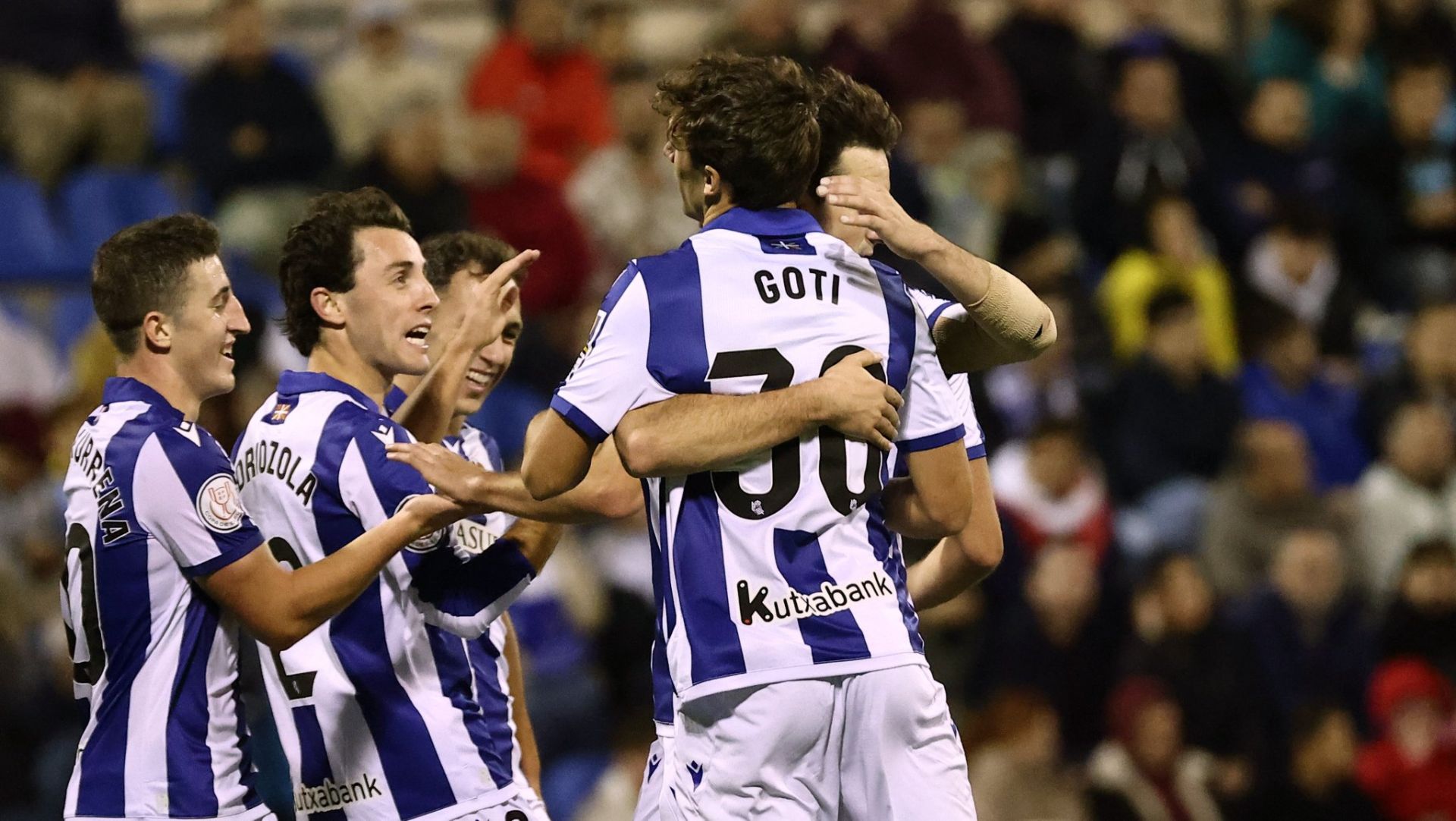 Los jugadores de la Real celebran el gol de Goti ante el Jove Español